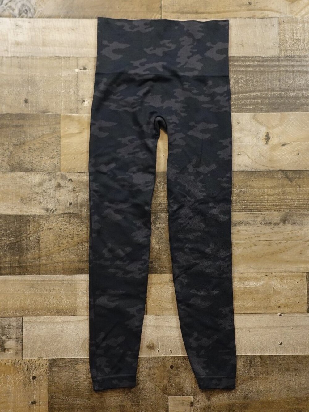 Spanx Seamless Leggings Women's Large Black Gray Camo High Rise Yoga 25"